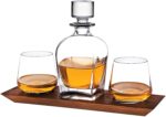 Decantador de whisky Godinger y barra de vasos de whisky en una elegante bandeja de exhibición de madera