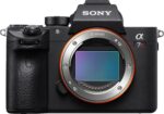 Sony - Cámara Alpha 7R IV de fotograma completo sin espejo con lentes intercambiables de 61 MP - Solo cuerpo - Negro